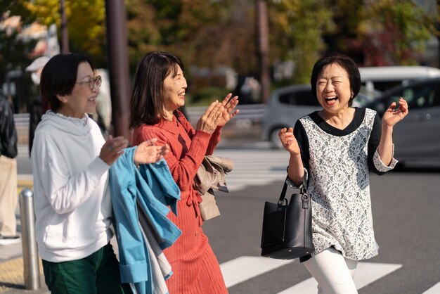 楽しんでいる中年の友人