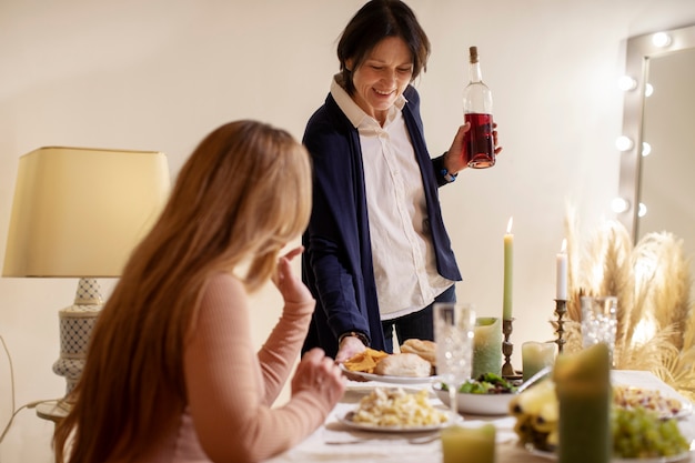 Amici di mezza età di notte a cena