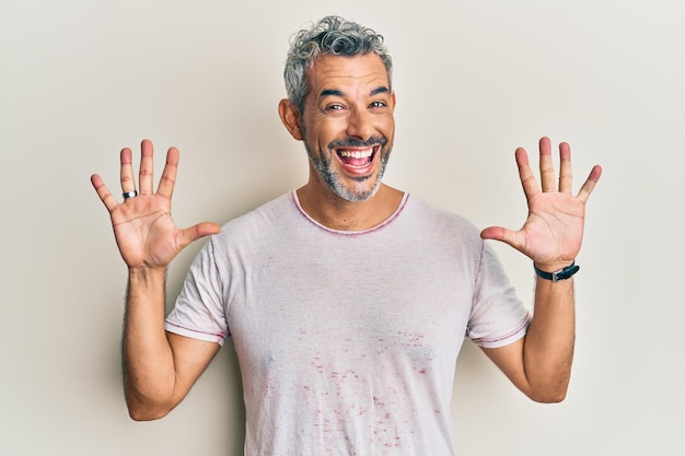 Free photo middle age greyhaired man wearing casual clothes showing and pointing up with fingers number ten while smiling confident and happy