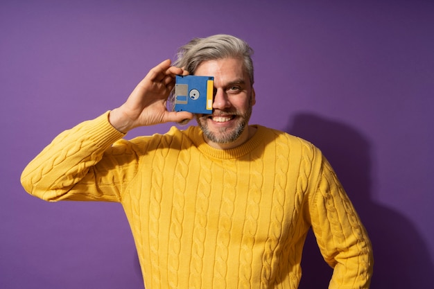 Foto gratuita uomo di mezza età che si diverte