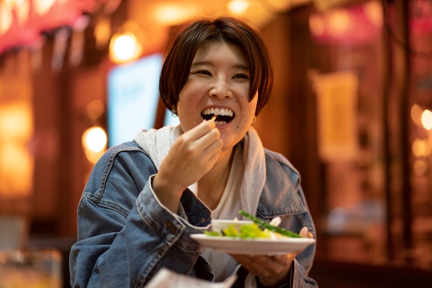 레스토랑에서 즐거운 중년 여성