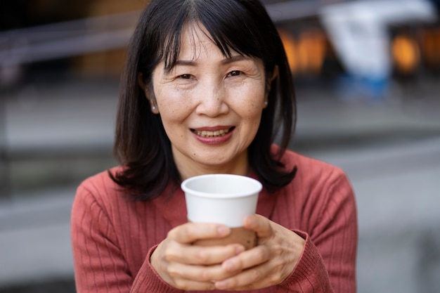 웃고 즐거운 시간을 보내는 중년 여성