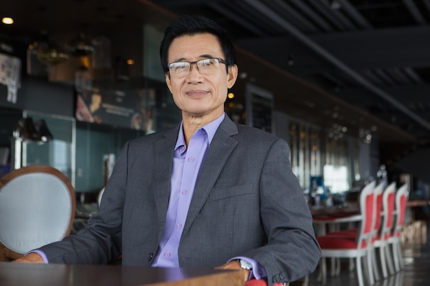 Free photo middle-aged asian businessman in restaurant