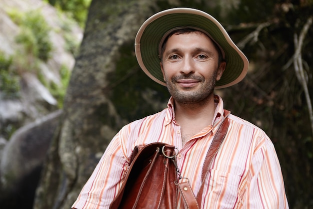 Бородатый кавказский ботаник среднего возраста или биолог в панамской шляпе