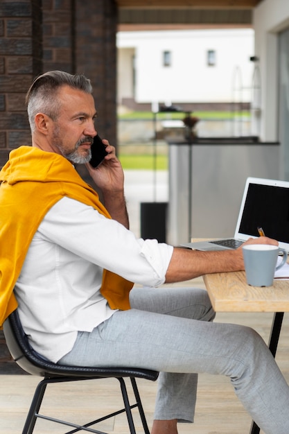 Free photo middle aged hispanic business man