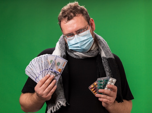 医療用マスクとスカーフを身に着けている中年の病気の男性