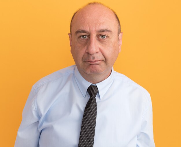 Free photo middle-aged man looking at front wearing white t-shirt with tie isolated on orange wall