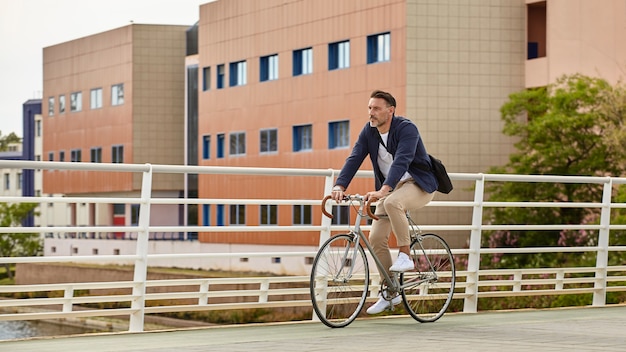 自転車に乗っている中年の男