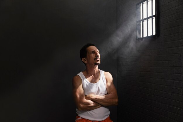 Мужчина средних лет проводит время в тюрьме