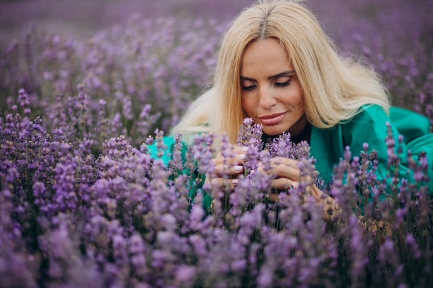 Lavander 필드에서 중간 나이 든된 여자