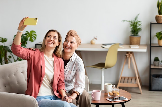 Foto gratuita donna di mezza età con cancro della pelle che passa del tempo con la sua amica