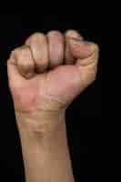 Бесплатное фото Женщина средних лет с вытянутой рукой показывает кулак, демонстрируя права и возможности женщин