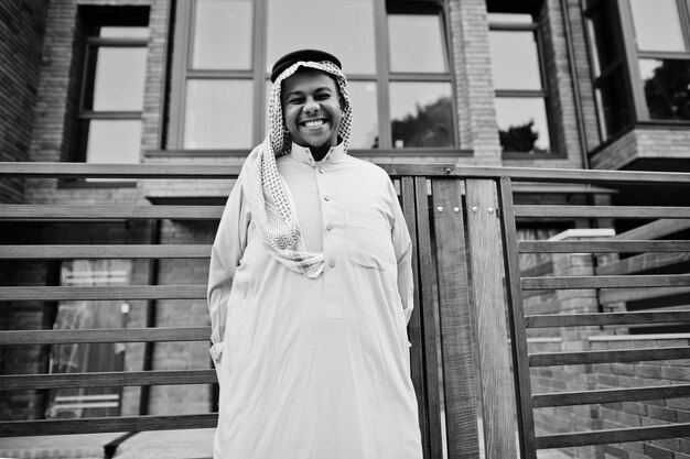 現代の建物に対して通りにポーズをとった中東のアラブ人