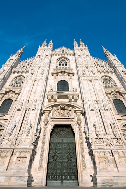Дверь Миланского собора (Duomo di Milano), Италия. Посвящается Санта-Мария-Насенте
