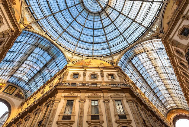 밀라노, 이탈리아 - 2020년 8월경: 이탈리아 밀라노 패션 갤러리의 건축. 돔 지붕 건축 세부 사항입니다.