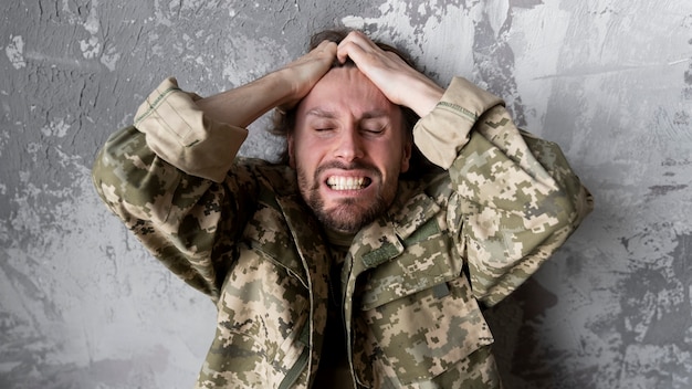 Foto gratuita militare che soffre di disturbo da stress post-traumatico