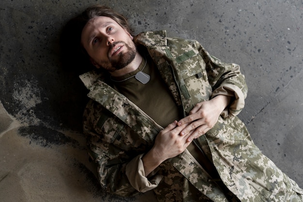 Бесплатное фото Военный, страдающий посттравматическим синдромом