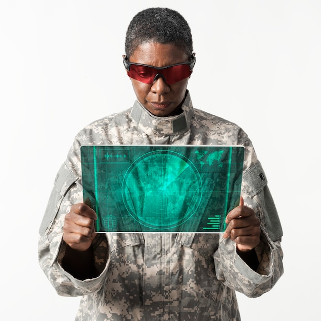 Военный офицер с использованием армейской технологии прозрачный планшет