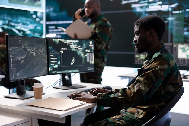 ハイテクコントロールルームでデータ統合に取り組む軍員