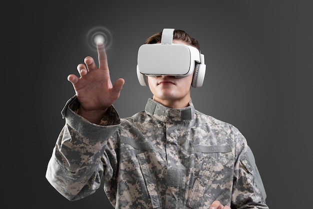 Военные в гарнитуре виртуальной реальности касаются виртуального экрана