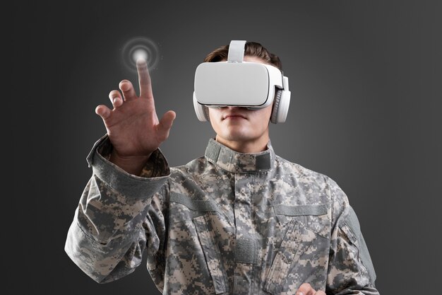 가상 화면을 터치하는 VR 헤드셋의 군사