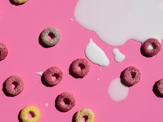 無料写真 ミルクと穀物のピンクの背景のクローズアップ