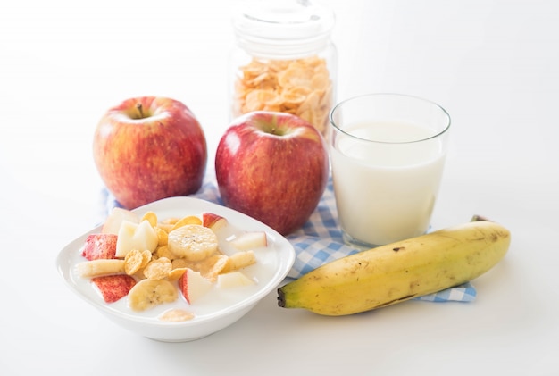 Latte, mela, banane e corn flakes