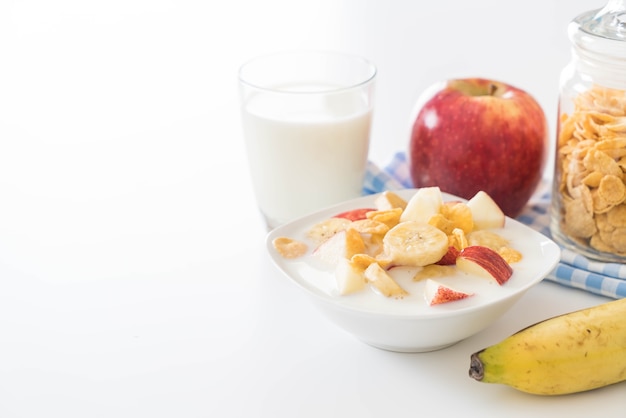 Latte, mela, banane e corn flakes