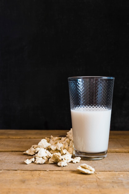 Foto gratuita latte e cereali