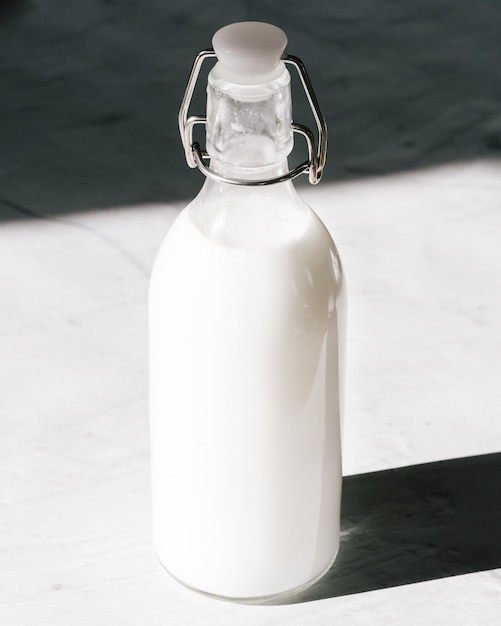 透明なガラス瓶に入った牛乳