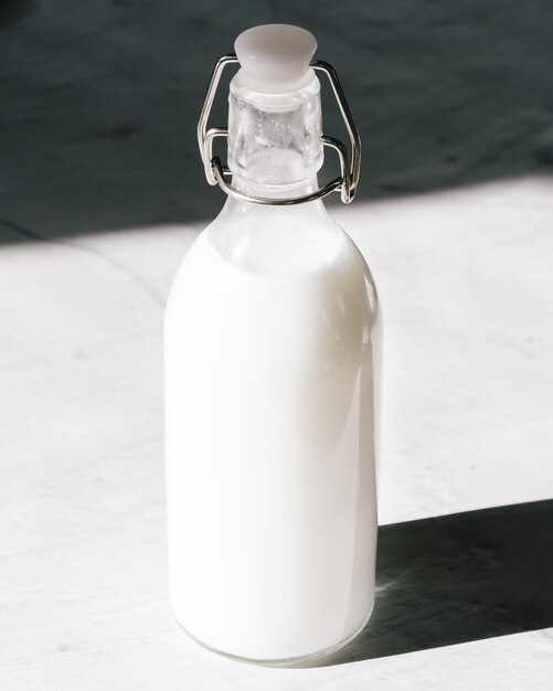 Молоко в прозрачной стеклянной бутылке
