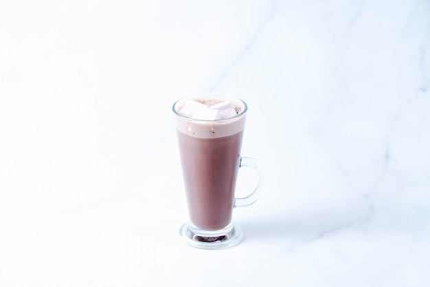 휘핑 크림이 든 우유 및 커피 음료