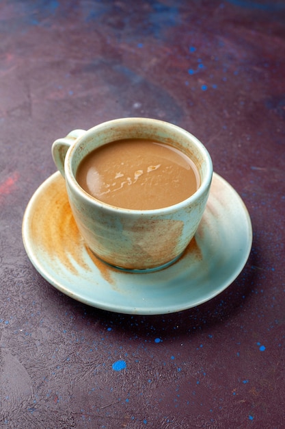 кофе с молоком внутри чашки на столе цвета темного баклажана