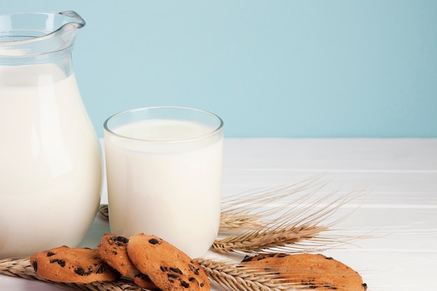 Latte e biscotti per la colazione