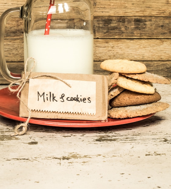 Foto gratuita latte e biscotti