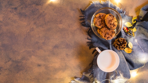 Foto gratuita tazza di latte con i biscotti sul plaid blu