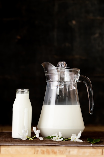 Бесплатное фото Молочные полезные молочные продукты на столе