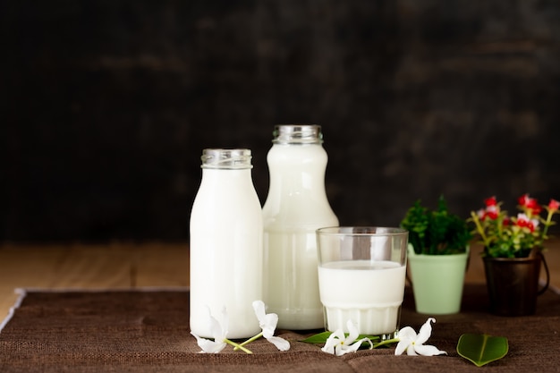 テーブルの上の牛乳健康乳製品