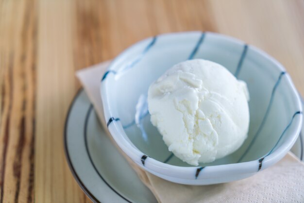 木製のテーブルの上にボウルに牛乳アイスクリーム。
