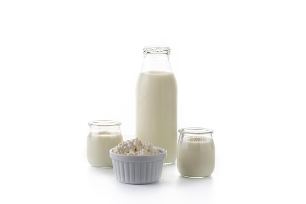 白い背景で隔離のミルクケフィア飲料。白い背景で分離された液体および発酵乳製品