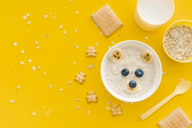 Foto gratuita fiocchi di latte e avena con frutta per bambini