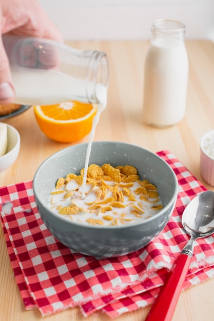 Foto gratuita latte versato in una ciotola di cereali