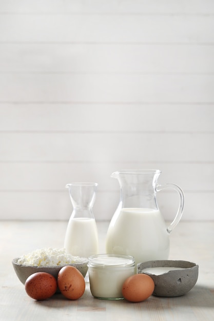 Бесплатное фото Молочные продукты на деревянном столе
