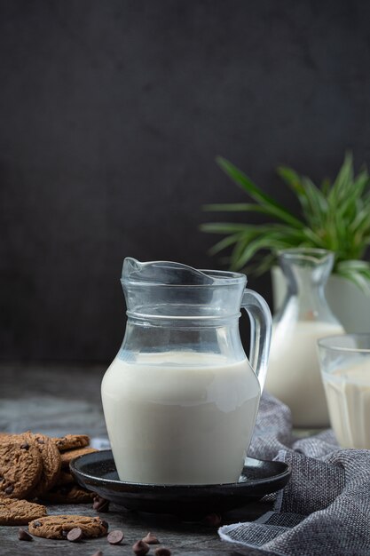 Молочные продукты вкусные полезные молочные продукты на столе на сметане в миске, творожной миске, сливках в банке и молочной банке, стеклянной бутылке и в стакане.