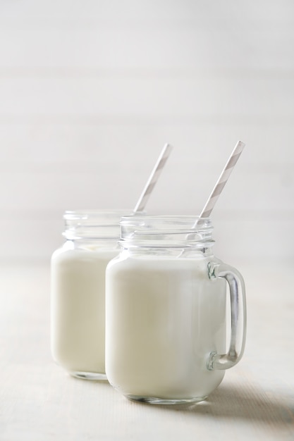 Молочные продукты на деревянном столе