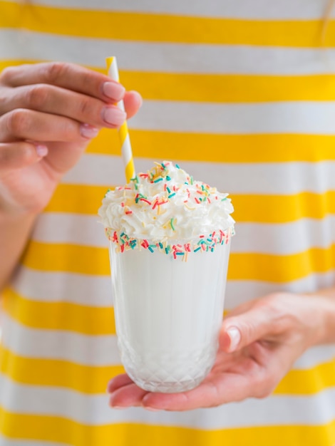 Free photo milkshake glass with straw close-up