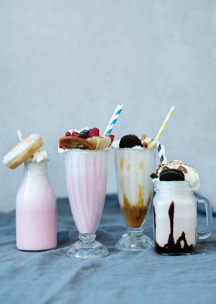 Молочный коктейль со сладостями