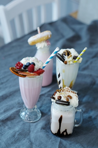 Бесплатное фото Молочный коктейль со сладостями