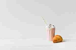 Free photo milkshake y croissant