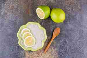 Foto gratuita porridge al latte con fette di limone in una ciotola verde